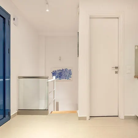 Apartment Blue & White Velvet 20m From The