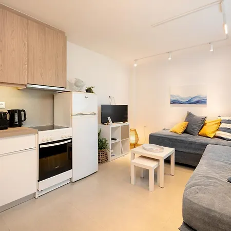 Blue & White Velvet 20m From The דירה