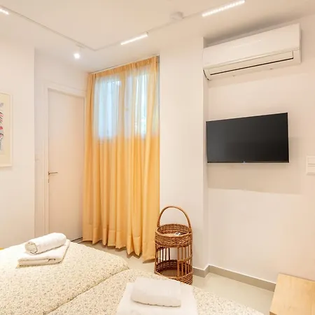 Apartment Blue & White Velvet 20m From The *