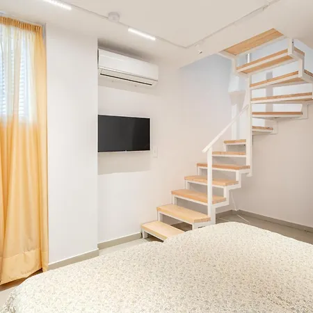 Blue & White Velvet 20m From The דירה Danilia